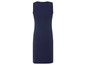 Une robe bleu foncé sans manches.