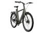Un vélo électrique vert avec transmission par courroie et porte-bagages.