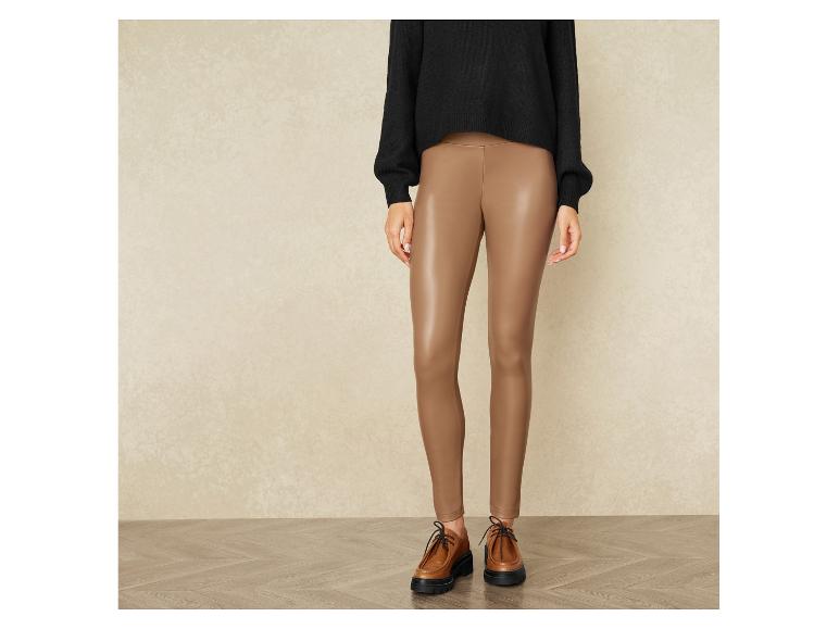 Leggings en cuir marron avec un pull noir et des chaussures marrons.