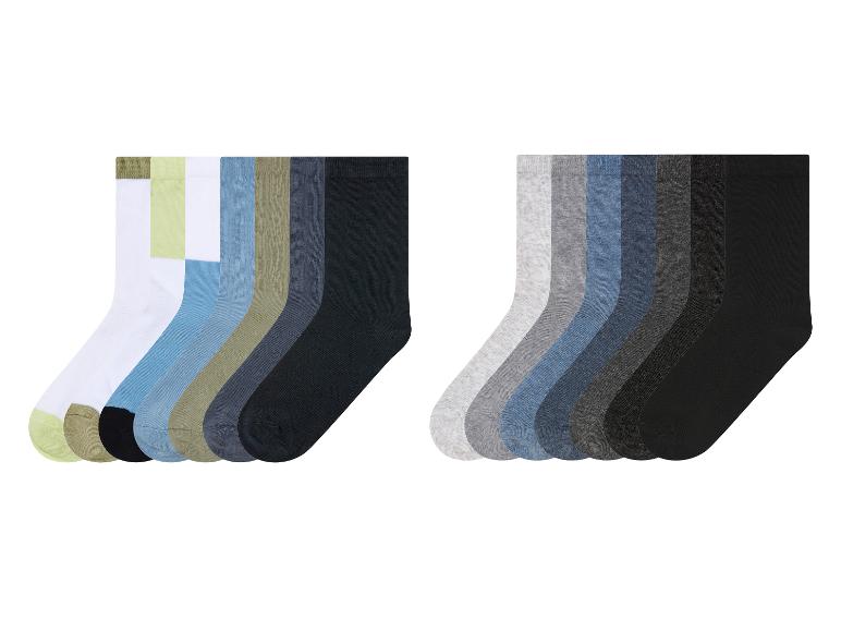 Un ensemble de 12 paires de chaussettes de différentes couleurs, dont noir, gris et bleu.