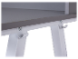 Bureau gris et blanc avec crochets.