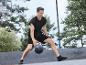 Un homme en short et t-shirt noirs joue au basket-ball.