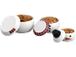 Trois boîtes à biscuits de Noël, deux avec des motifs de bonhomme de neige, remplies de biscuits.
