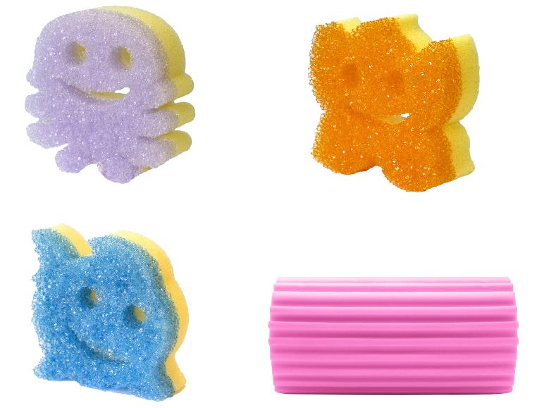 Quatre éponges de cuisine colorées : pieuvre violette, papillon orange, poisson bleu et rectangle rose.