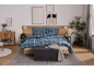Chambre avec un lit en bois, une housse de couette à carreaux bleus et un pouf de rangement gris.