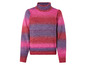 Un pull à col roulé rayé rose, violet et rouge.