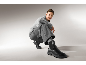 Femme en vêtements gris et bottines Chelsea noires.