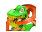 Ensemble de jeu Hot Wheels avec dinosaure vert et piste orange, avec une voiture de course.