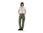 Femme en pantalon de travail vert et t-shirt blanc