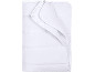 Couette ou sac de couchage blanc matelassé, plié proprement.