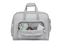 Un sac gris avec des accessoires de couture, comme des ciseaux, des épingles et du fil.