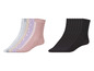 Un ensemble de chaussettes noires et un ensemble de chaussettes colorées à motifs.