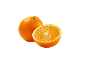 Une orange entière et une demi-orange avec une pulpe juteuse.
