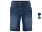Shorts en jean bleu pour homme.