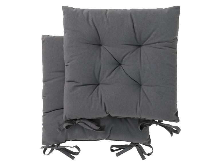 Deux coussins gris avec boutons et nœuds.