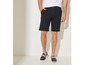 Un homme portant un short noir et des chaussures bateau bleues.