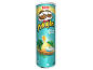 Nouvelle boîte de chips saveur crème aigre et herbes, avec un panier de chips et herbes.