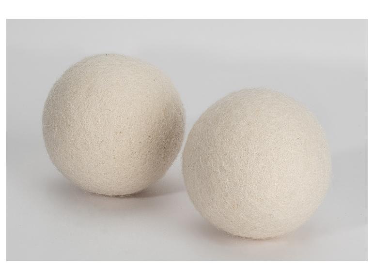 Deux boules de lavage en laine blanche.