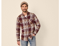 Homme en chemise à carreaux en flanelle, t-shirt blanc et jean avec bonnet.