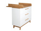 Commode blanche avec un dessus en bois et trois tiroirs.