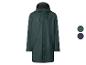 Imperméable vert foncé avec capuche et boutons-pression.