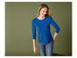 Une femme porte un t-shirt à manches longues bleu et un jean.