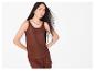 Haut et short assortis marron, style minimaliste.
