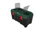 Boîte à outils en plastique vert et noir avec fermoirs rouges et compartiments supérieurs ouverts.