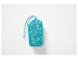 Un sac à dos bleu clair avec un motif de points.