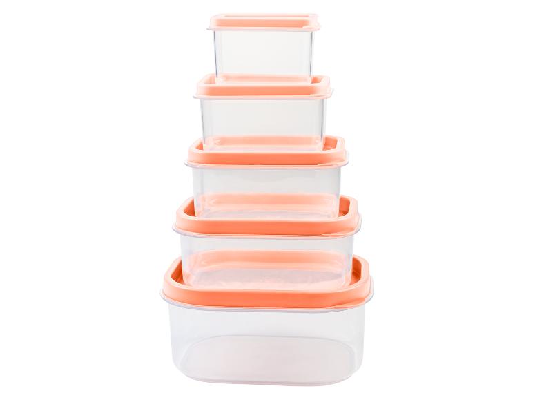 Un ensemble de quatre contenants de rangement transparents avec des couvercles orange