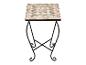 Petite table d'appoint avec plateau mosaïque et piétement en métal noir.