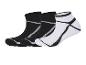Deux paires de chaussettes de cheville, une paire noire et une paire blanche avec des accents gris.