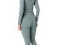 Femme en haut à manches longues gris-bleu et leggings assortis, vue de dos.