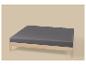 Sommier en bois clair avec matelas gris foncé.