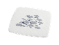 Tapis carré blanc avec un motif de nuages et d'oiseaux.