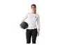 Femme en vêtements de sport Kalenji tenant un ballon de médecine.
