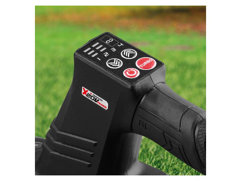 Gros plan sur le panneau de contrôle d'une débroussailleuse sans fil Parkside X20V Team.