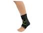 Une chevillère noire et vert lime sur une jambe.