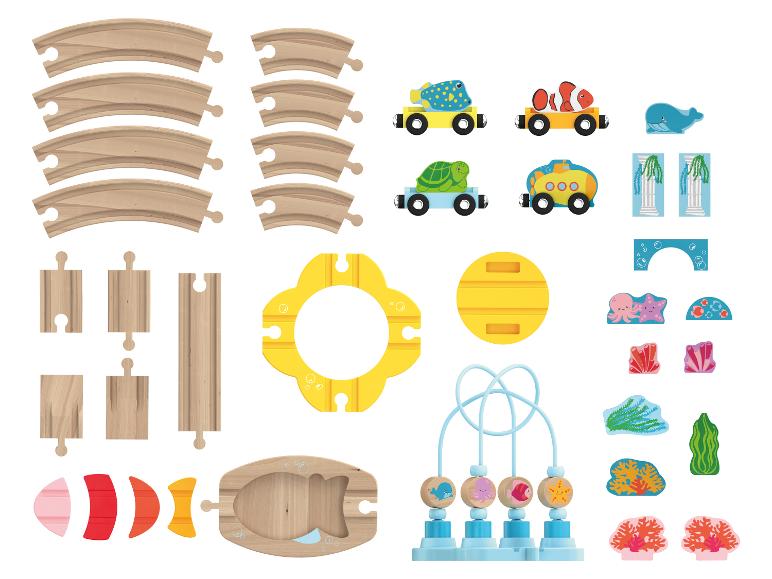 Ensemble de jeu en bois sur le thème marin avec rails de train, véhicules et accessoires.