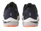 Chaussures de course bleues avec des détails orange.