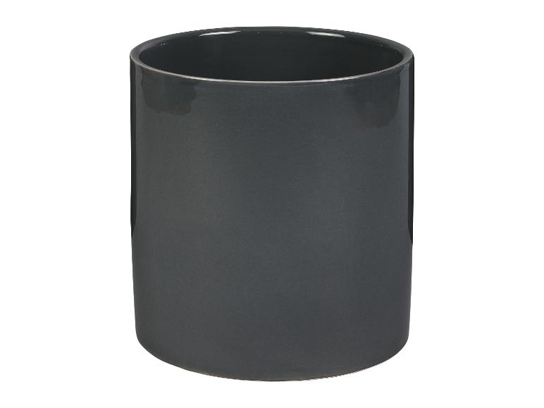 Un pot de fleurs rond de couleur gris foncé.
