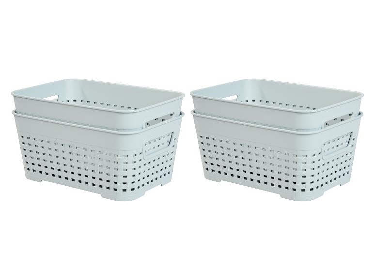 Paniers rectangulaires en plastique tressé gris clair, empilés les uns sur les autres.