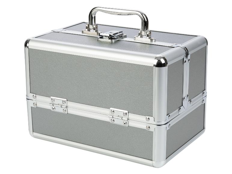 Une valise en aluminium argentée avec une poignée.