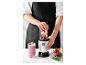 Une personne prépare un smoothie aux fruits dans un mixeur Bergner.
