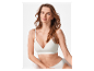 Une femme en soutien-gorge et culotte blancs confortables.