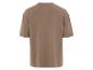 Un t-shirt à manches courtes de couleur beige clair.