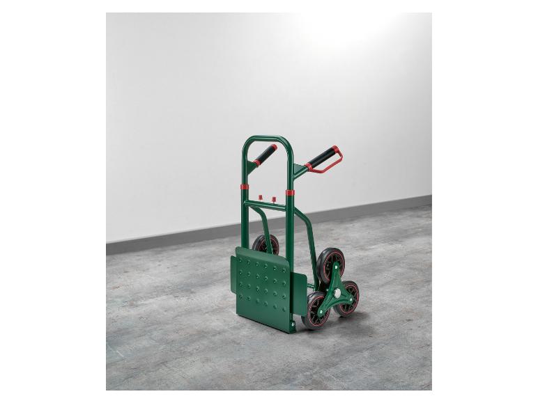 Diable d'escalier vert à six roues et poignées noires sur un sol gris.