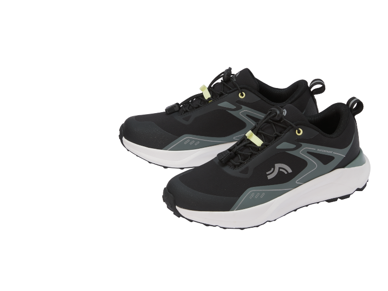Une paire de chaussures de sport noires avec des semelles blanches et des détails jaunes.