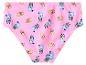 Slip de bain rose pour enfants avec un motif de chiens de dessin animé bleus et oranges.
