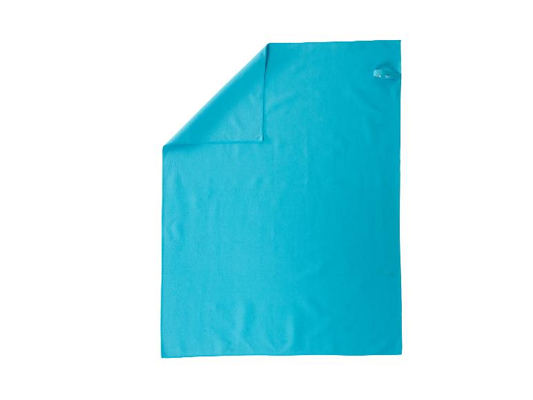 Serviette de sport turquoise pliée.